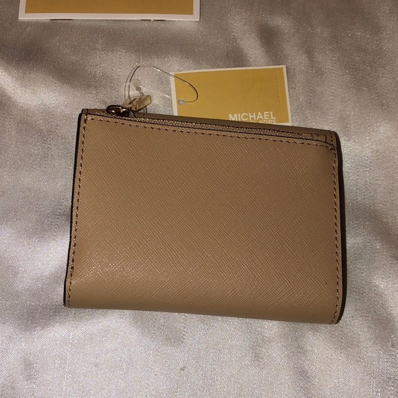 Michael Kors Greenwich Medium Envelope Leather Trifold Wallet Color Camel NWT - Picture 7 of 16